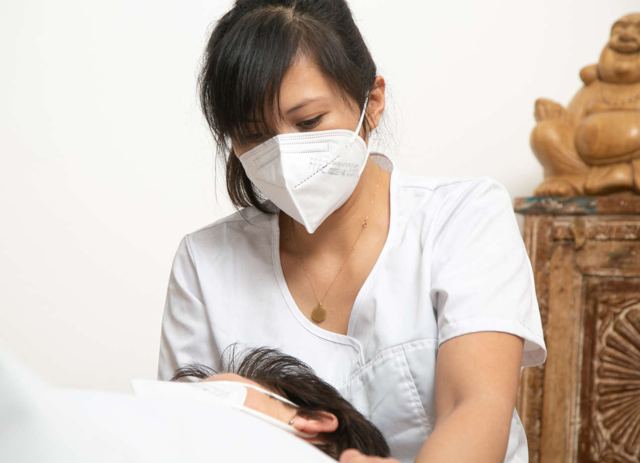 TUINA Behandlung mit FFP2 Maske